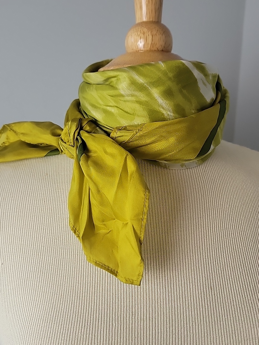 NEW YORK & COMPANY Chartreuse Animal Abstract Print Retro Fashion Neck Scarf - Picture 2 of 4